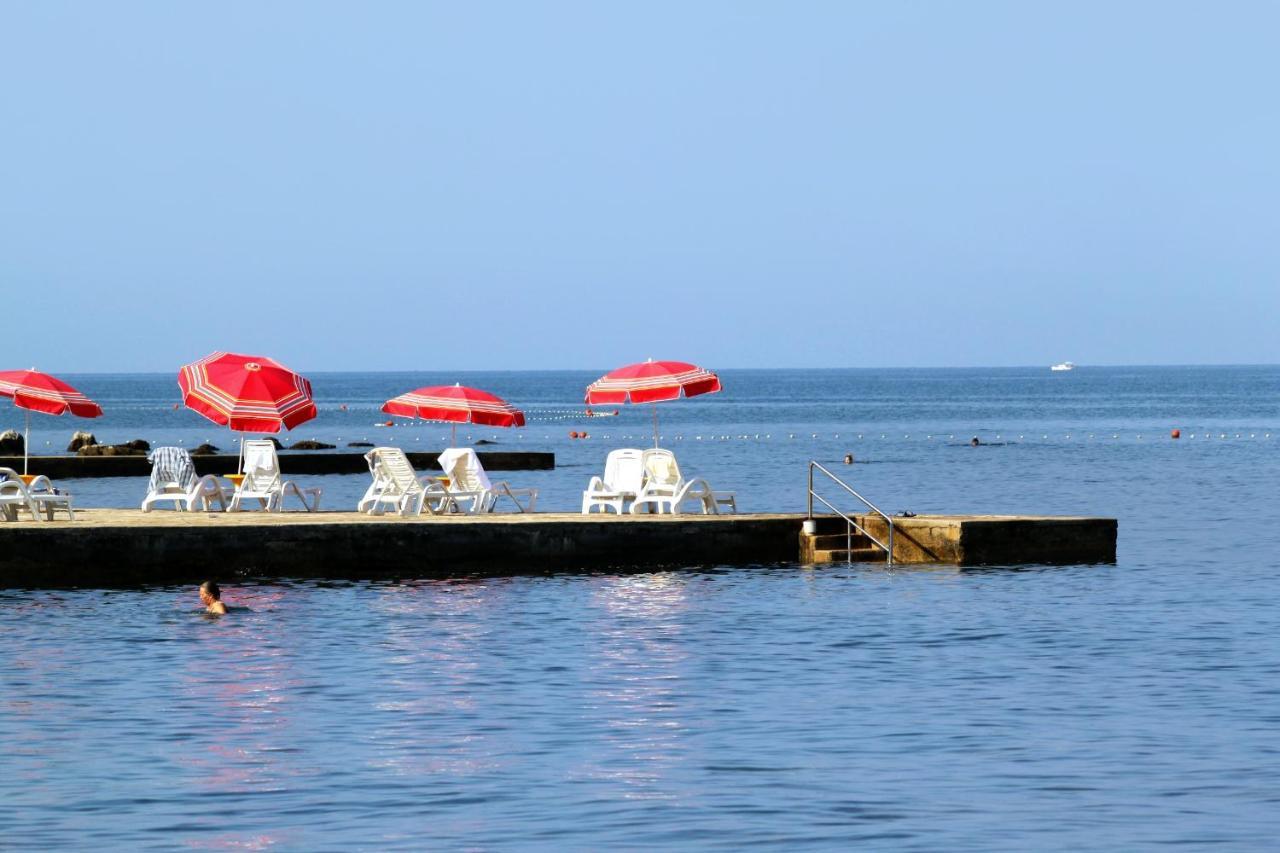 Apartments With A Parking Space Umag - 7109 Exterior foto